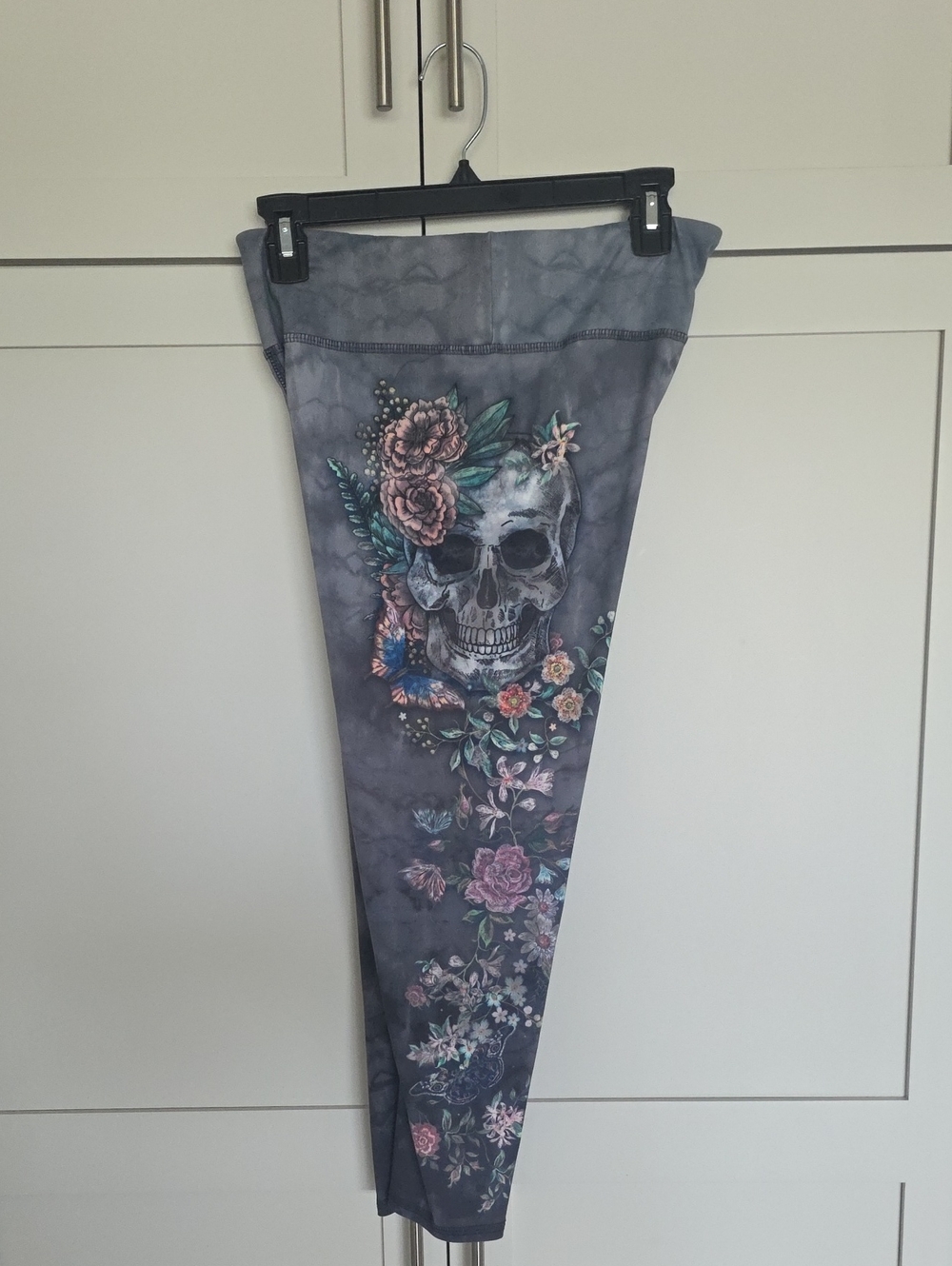Evolution and Creation Gray Floral Skull Womans Size Large Leggings Used